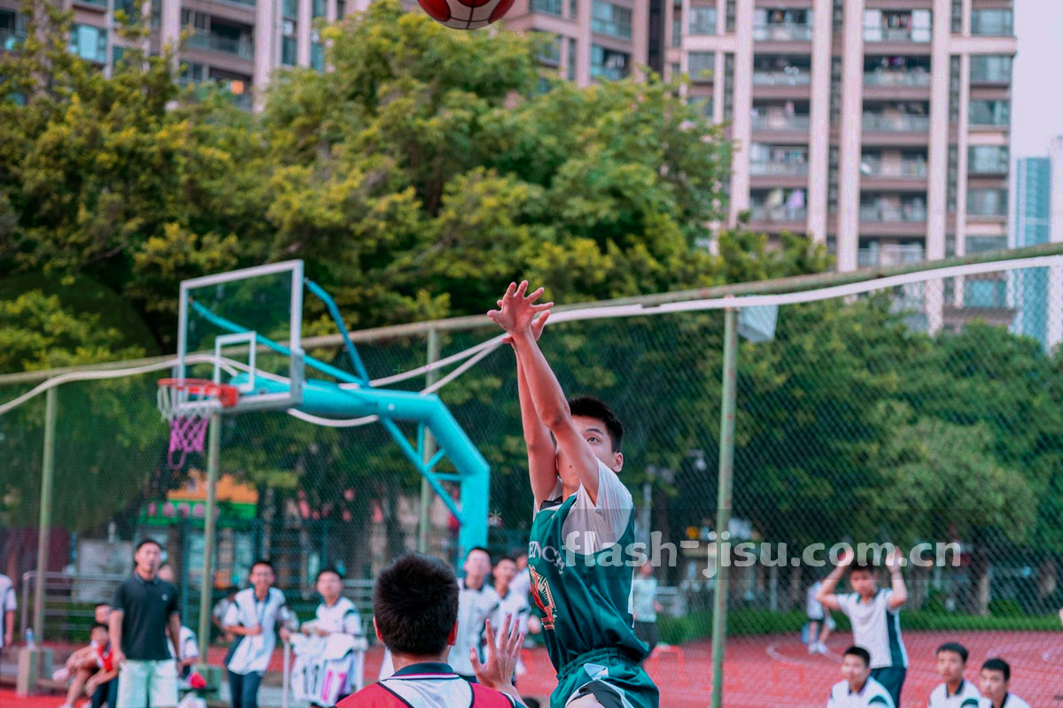 广东城市夜景中的电竞馆灯光与街道轮廓，冷色调，无清晰人脸